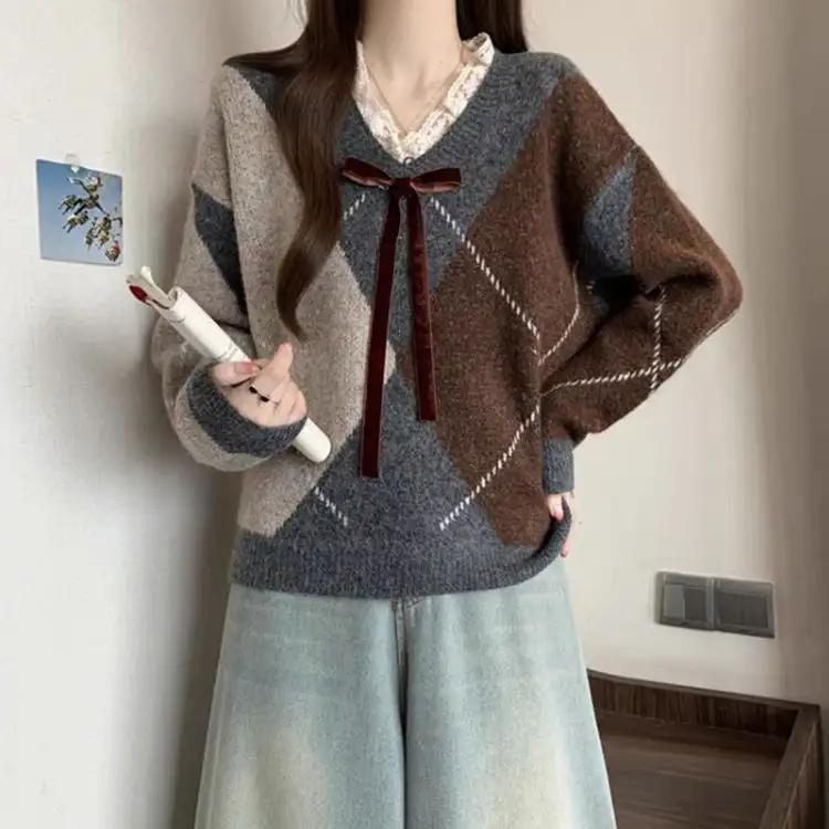레이스 배색 V넥 퀼팅 니트 상세 이미지 1