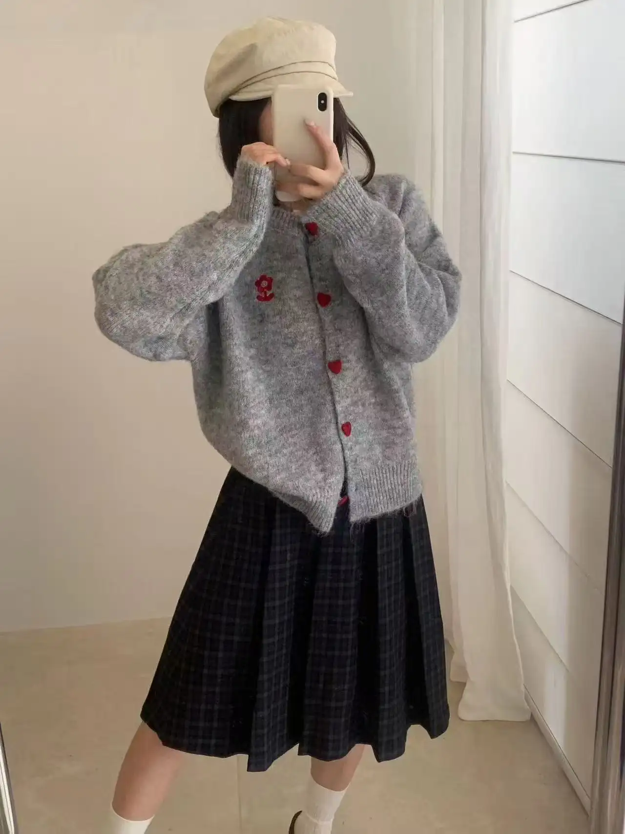하트 버튼 라운드넥 플라워 자수 카디건 상세 이미지 2