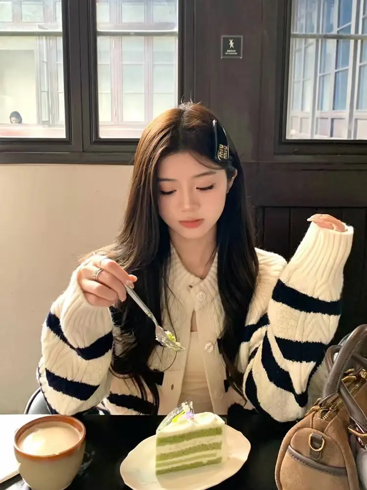 프레피 스트라이프 자수 니트 가디건 상세 이미지 1