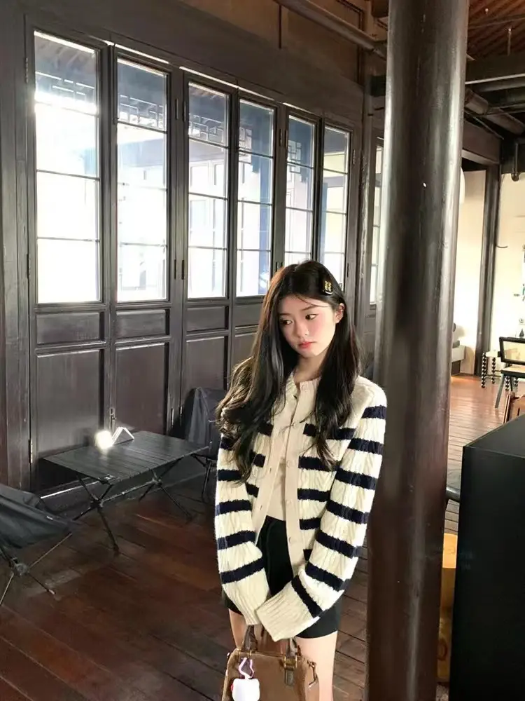 프레피 스트라이프 자수 니트 가디건 상세 이미지 2