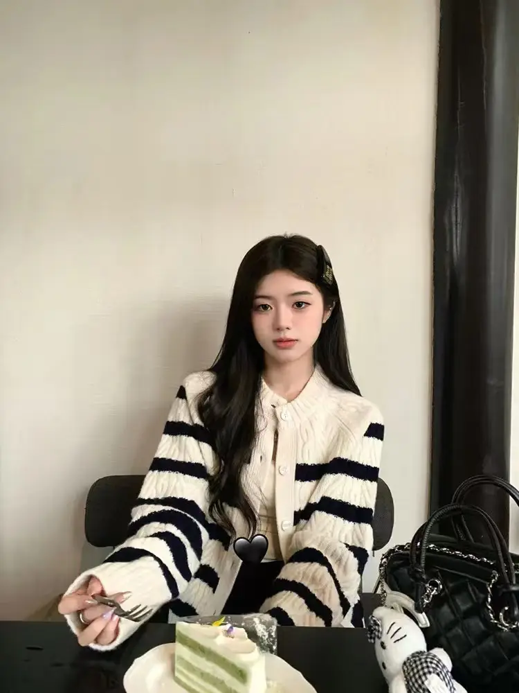 프레피 스트라이프 자수 니트 가디건 상세 이미지 5