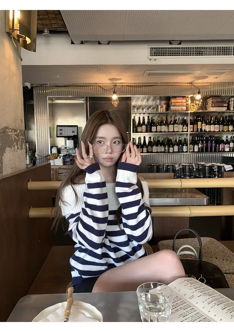 배색 스트라이프 오프숄더 니트 상세 이미지 15