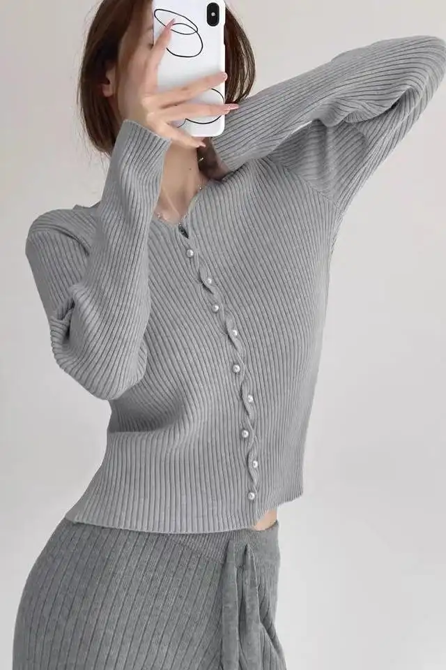 V넥 교차 진주 단추 가디건 상세 이미지 6