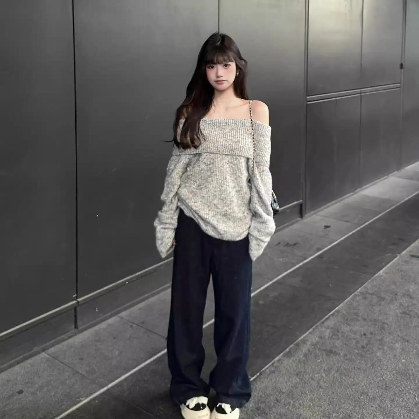 오프숄더 루즈핏 긴소매 니트 상세 이미지 3