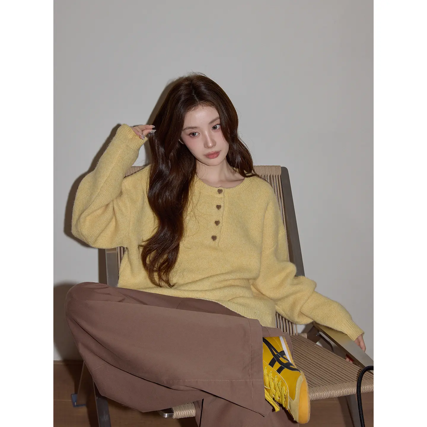 크림 옐로우 라운드넥 긴소매 니트 상세 이미지 1