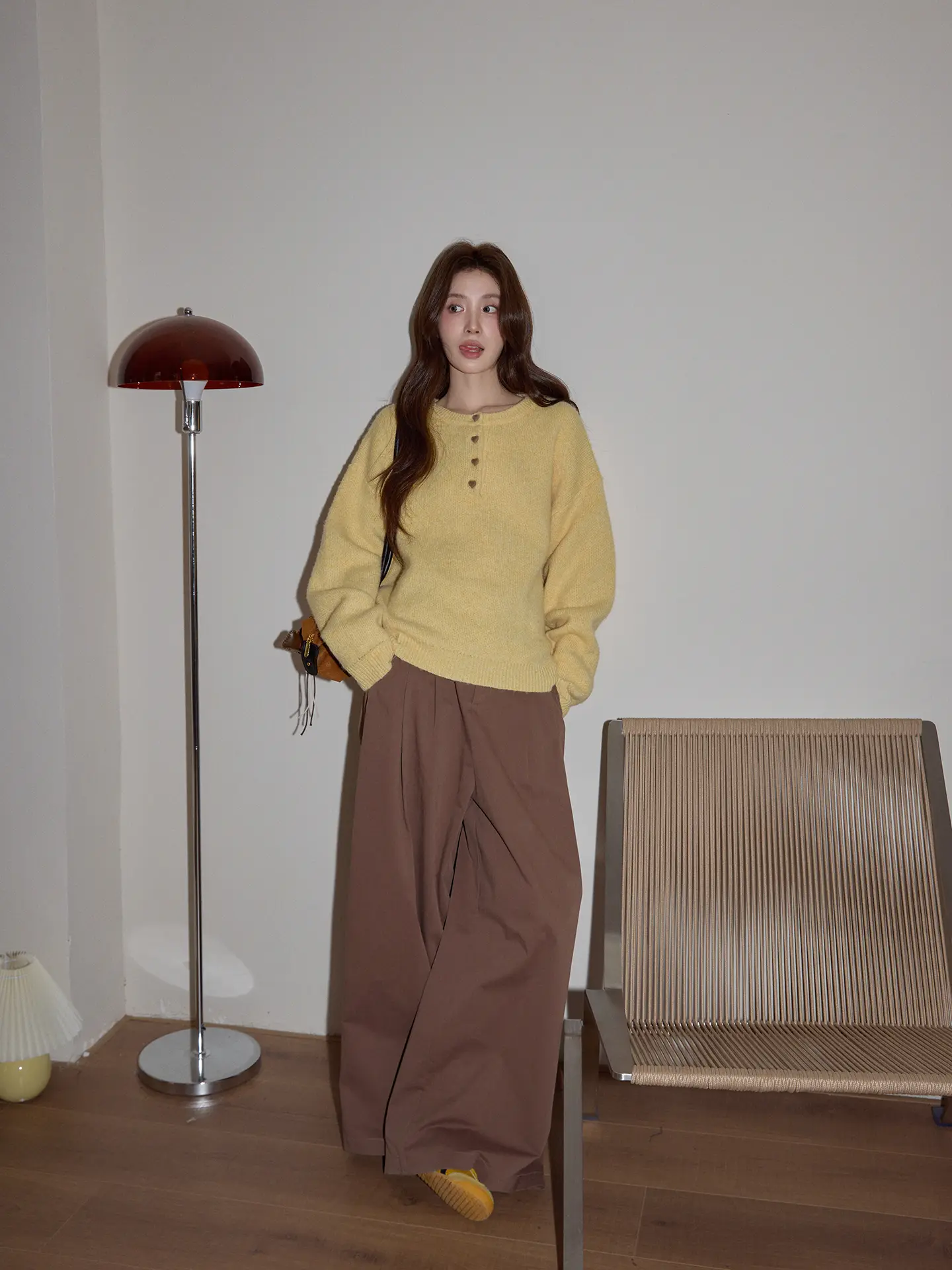 크림 옐로우 라운드넥 긴소매 니트 상세 이미지 4