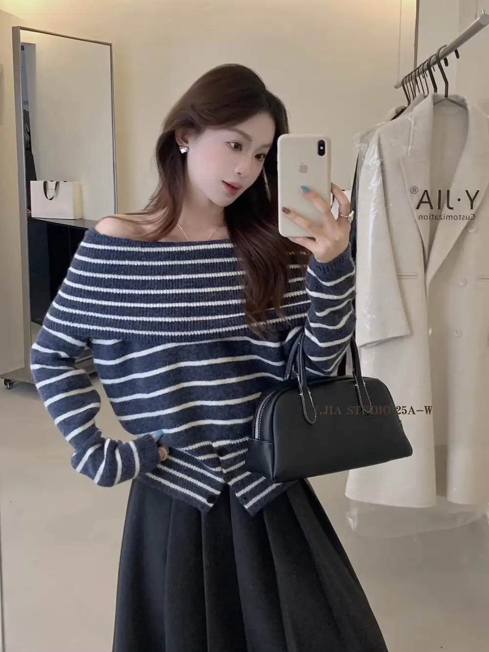 오프숄더 배색 스트라이프 니트 상세 이미지 9
