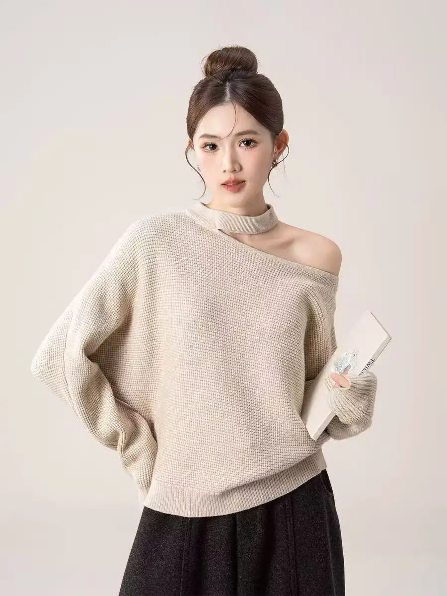 홀터넥 비대칭 오프숄더 긴소매 니트 상세 이미지 1