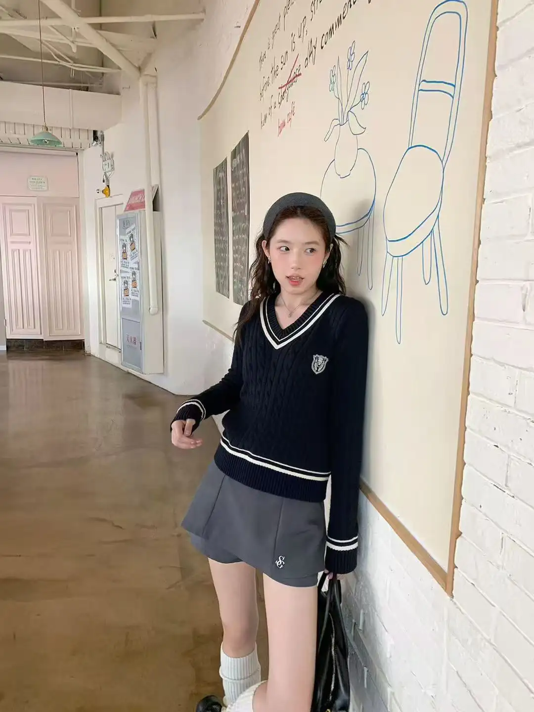 프레피 V넥 배지 자수 가디건 상세 이미지 7