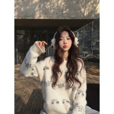 批发张<b class='q'>贝贝</b>ibell浣熊绒＋绵羊毛复古立体樱桃提花软糯圆领保暖毛衣女