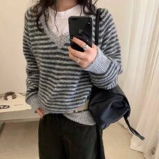 批发韩系长驼毛撞色条纹v领套头毛衣女<b class='q'>秋</b>冬新款软糯亲肤宽松针织外套