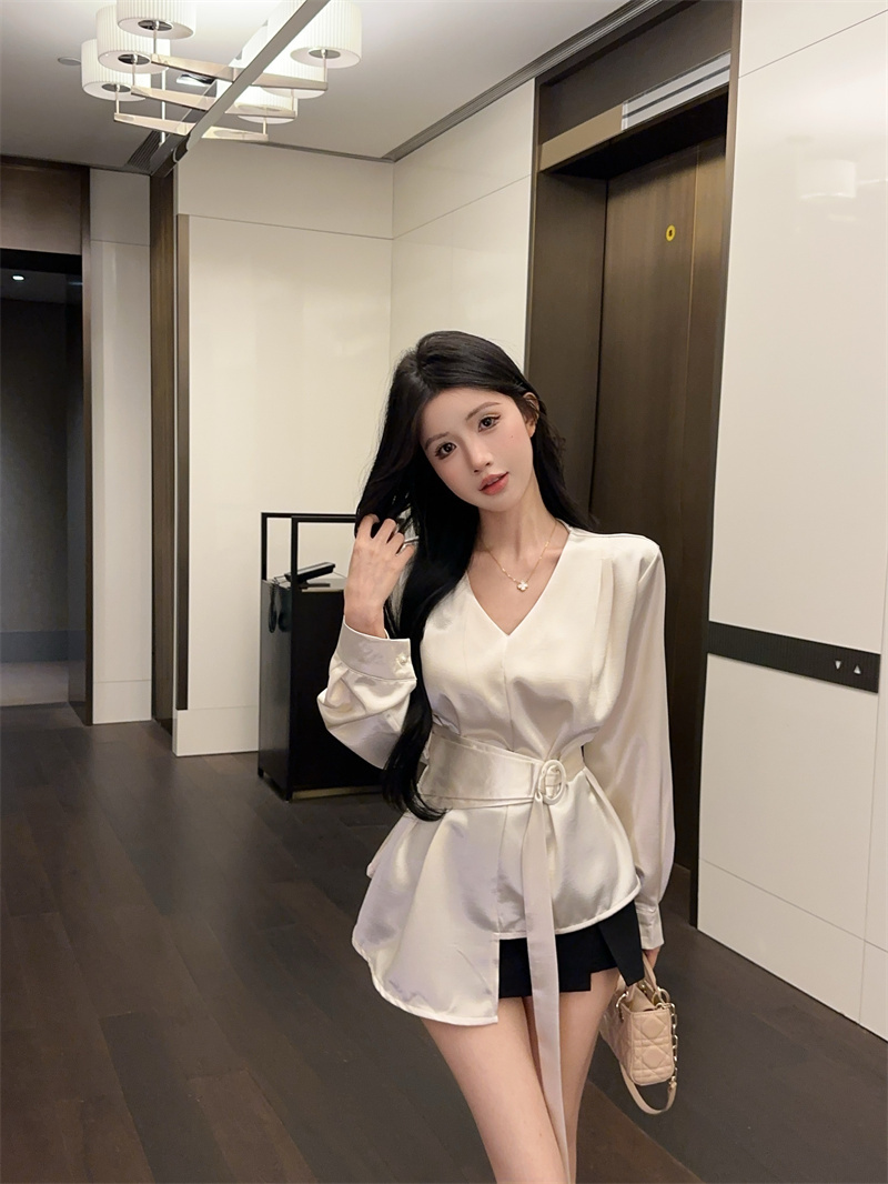 MY70052# 新款~法式气质绑带V领不规则腰带收腰缎面衬衫女女裝貨源服裝批發