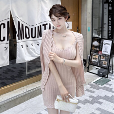 批发韩雨嘉【日常美女感】粉色V领钩花坑条针织<b class='q'>连衣裙</b>女毛衣开衫套装