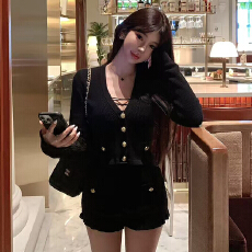 批发法式温柔风小众V领短款修身针织衫两件套女秋冬巴曼短裤毛衣套装