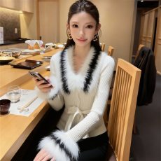 批发巨好看的冬装内搭高级感独特漂亮减龄气质白色毛毛拼接<b class='q'>针织</b>毛衣女