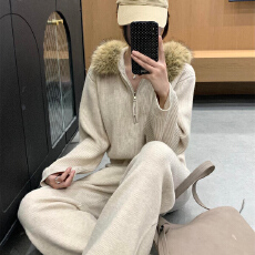 批发2025冬上新 时尚<b class='q'>套装</b><b class='q'>韩版</b>通勤保暖连帽毛领开衫+坑条针织裤二件套