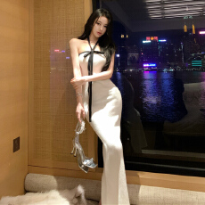 批发灰尘邓邓 性感挂脖连衣裙2025冬季包臀裙抹胸长裙一字肩法式裙子