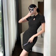 批发实拍新中式短袖<b class='q'>旗袍</b>黑色暗花显瘦开叉短款收腰包臀连衣裙