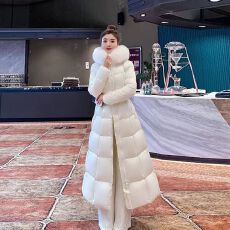 批发2025<b class='q'>新款</b>仿狐狸毛羽绒棉服外套长款过膝保暖设计感连帽收腰冬季