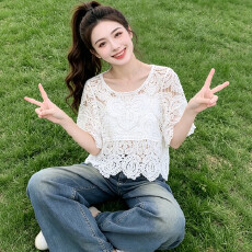 批发实拍春夏装新款勾花镂空蕾丝衫薄款针织套头宽松中袖配裙子罩衣