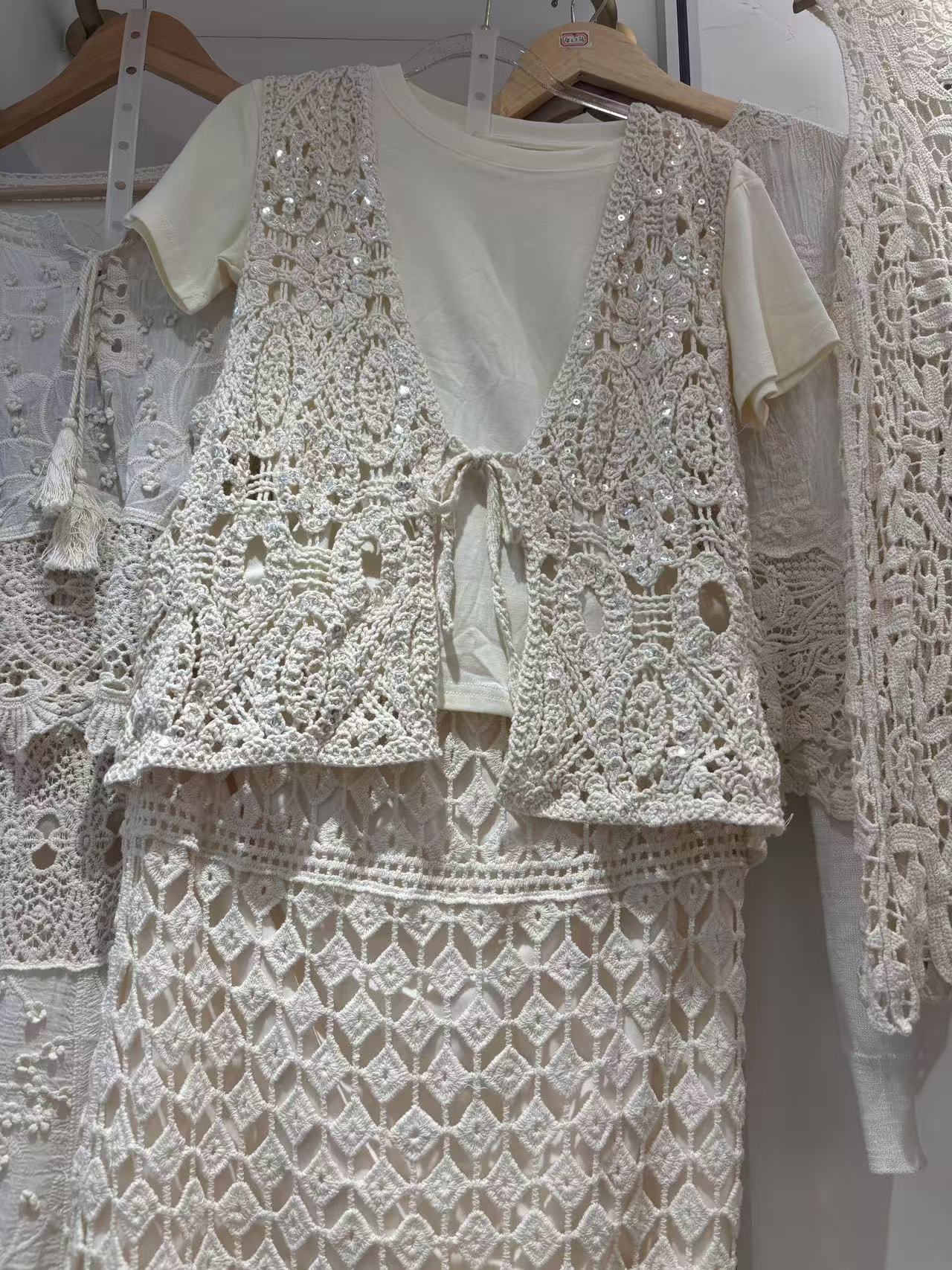 여름 새로운 자수 홀로우 아웃 무거운 작업 구슬 조각 자수 베스트 조끼 스택 착용 루즈핏 표지 배 맨위 여성