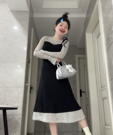 2026 가을 새로운 프랑스식 품격 페이크 레이어드 라운드 넥 여성 드레스 몸매 가꾸기 나팔 소매 레이스업 치마
