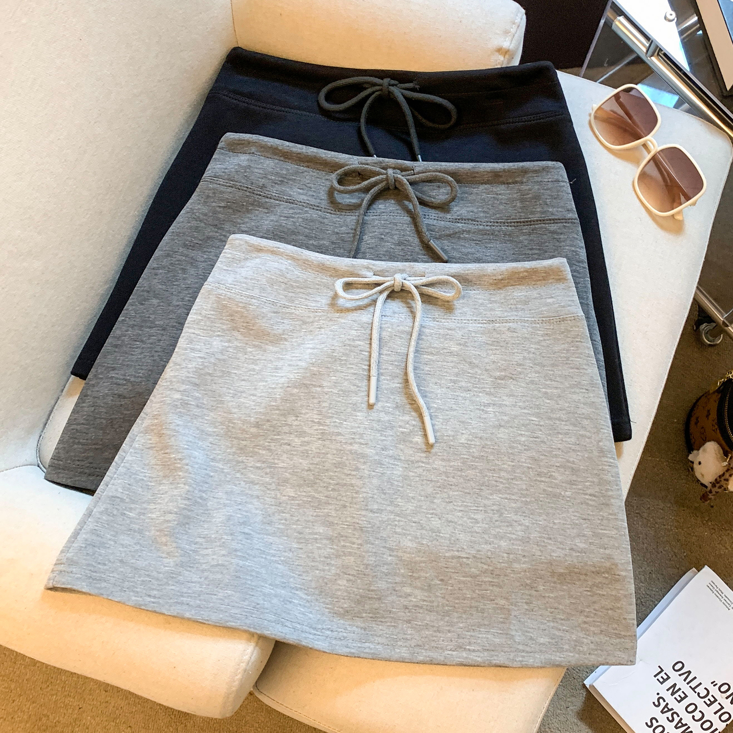 실사 캐주얼 운동 회색 미니 스커트 여성 검정색 한 마디 치마 웨이 치마 반신 스커트 여성 타이트 스커트 미니 스커트