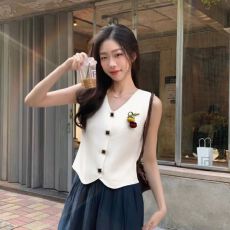 批发纯色立体装饰针织背心女V领纽扣设计感小众修身无袖简约好看上衣