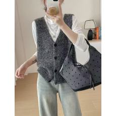 批发实拍温暖与时尚同行~简约<b class='q'>百搭</b>V领排扣针织马甲秋冬新款