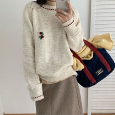 批发实拍秋季韩系圆领宽松长袖针织衫<b class='q'>女士</b>减龄甜美小樱桃胸针俏皮上衣