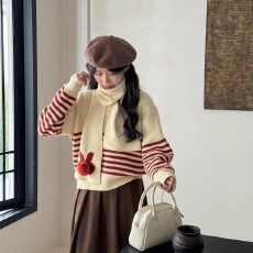 批发韩系条纹圆领<b class='q'>毛衣</b>女2026冬季新款慵懒风软糯加厚针织衫上衣带围巾