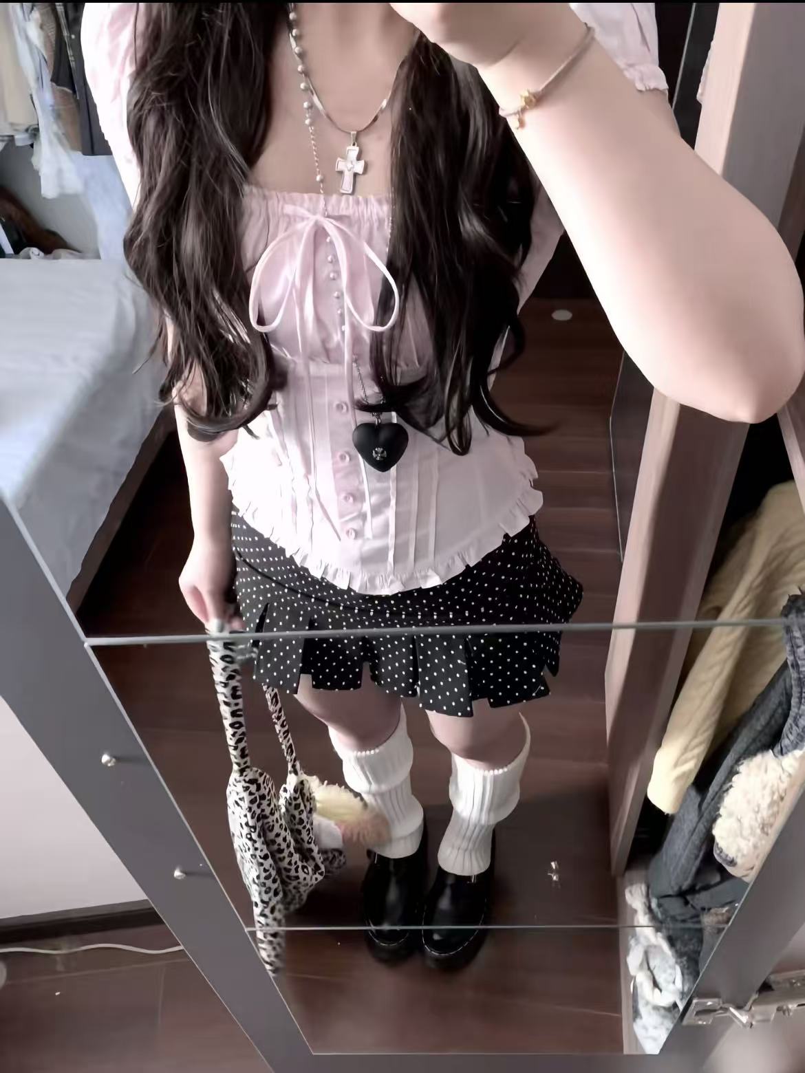 한 부서 순수한 욕망 분위기 센스 착용 가져 가라. 핑크색 거품 소매 나비 매듭 레이스 셔츠 검정색 도트 무늬 미니 스커트 투피스 세트