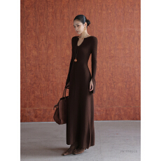 批发酒窝咖色V领长袖针织<b class='q'>连衣裙</b>女2025秋季A字打底裙长裙子