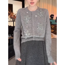 批发灰色时尚感<b class='q'>立体</b><b class='q'>花朵</b>针织开衫女2025冬季新款烫钻减龄设计感毛衣潮