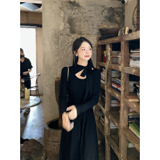 批发韩版新款挂脖针织长袖<b class='q'>连衣裙</b>女温柔风收腰后背镂空秋季长裙潮