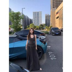 批发法式深灰色<b class='q'>吊带</b>连衣裙子女2026新款修身显瘦收腰设计感褶皱<b class='q'>长裙</b>