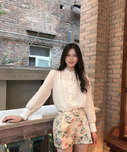 프랑스식 품격 디자인 센스 홀로우 아웃 자수 여성 셔츠 이른 가을 착용 가져 가라. 화이트 맨위 하이웨이스트 부츠컷 반바지 세트