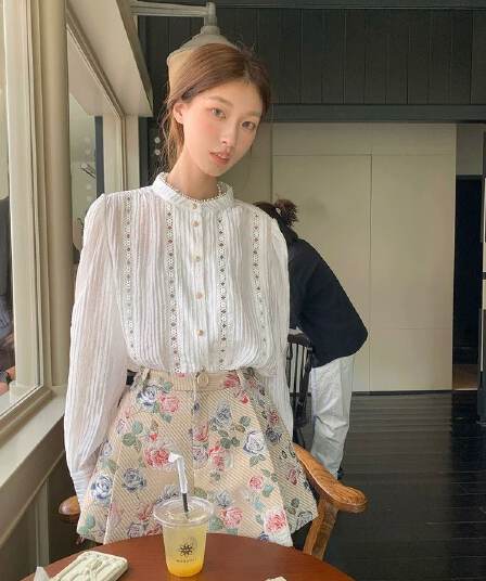 프랑스식 품격 디자인 센스 홀로우 아웃 자수 여성 셔츠 이른 가을 착용 가져 가라. 화이트 맨위 하이웨이스트 부츠컷 반바지 세트