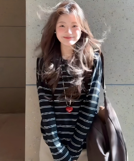 긴팔 티셔츠 여성 새로운 가을 겨울철 디자인 센스 한 부서 느긋한 흑백 줄무늬 만나는 POLO 셔츠 맨위