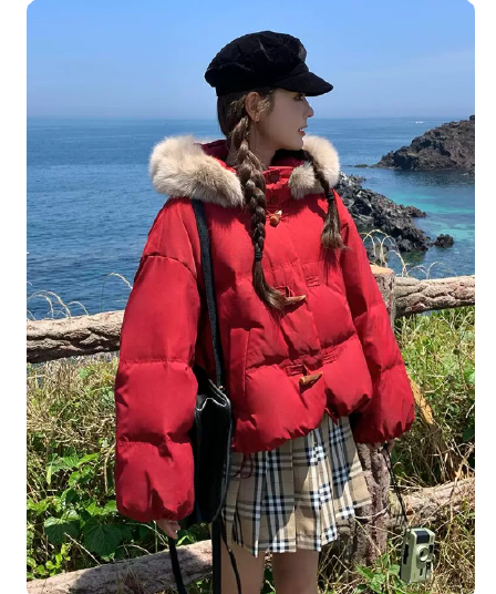 한 부서 쇼트 스타일 신년 빨간색 다운 재킷 여성 2026 작은 키 화이트 덕 다운 재킷 큰 모피 칼라 소뿔 버클 패딩 재킷