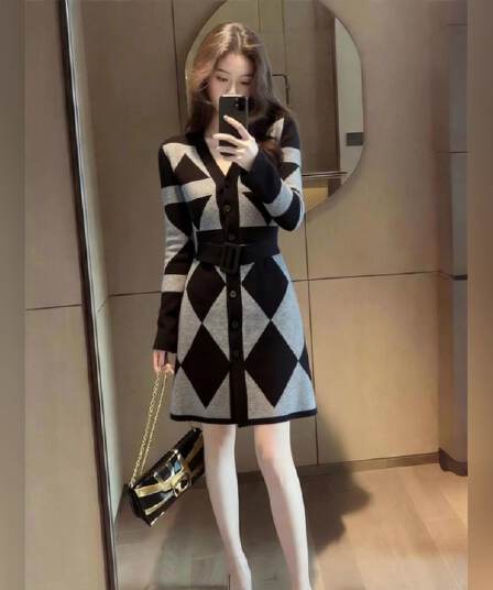 유럽식 레트로 빛 럭셔리 바람 드레스 가을 새로운 디자인 센스 성숙한 우아함 패치워크 색상 V넥 니트 드레스