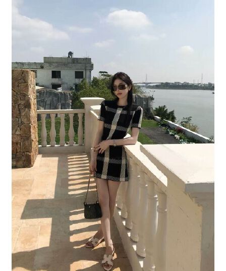 빛 럭셔리 고급 센스 품격 체크무늬 니트 원피스 여름 드레스 새로운 디자인 작은 대중 세련된 라운드 넥 반팔 여성 드레스