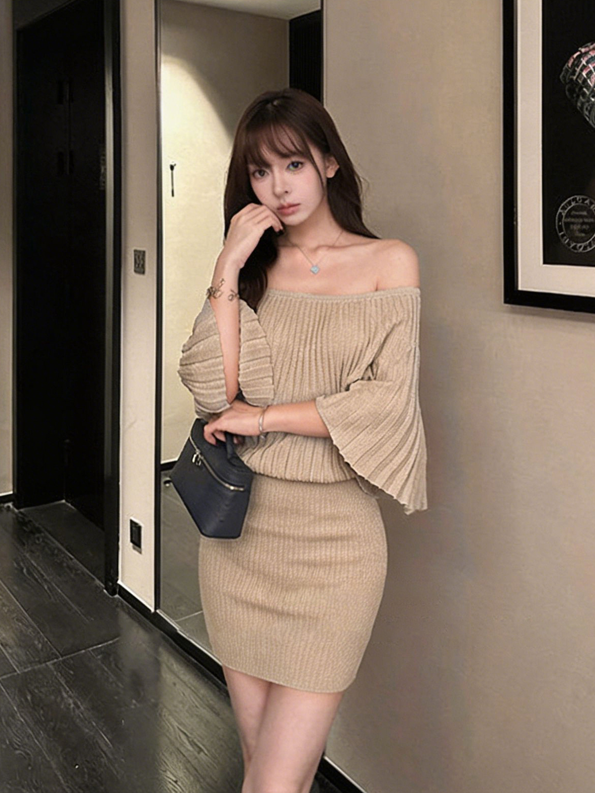 빛 요리 한 분위기 센스 주름 구덩이 곡물 드레스 한 단어 닦아내 라. 어깨 연꽃 잎 대 소매 허리 수축 핫걸 타이트 스커트 짧은 니트 원피스