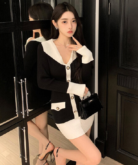 작은 샤넬 스타일 배색 폴로 칼라 니트 드레스 V넥 싱글 줄 버튼 긴팔 허리 수축 몸매 가꾸기 페이크 레이어드 타이트 스커트 미니 스커트