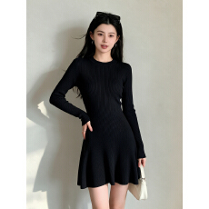 纯欲风圆领针织连衣裙女2026秋款长袖收腰遮肉伞裙温柔显瘦短款裙