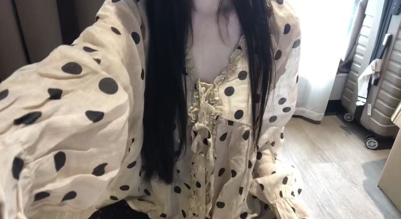 26 년 새로운 순수한 라미 도트 무늬 맨위 프릴 긴팔 레이스업 외부 가져 가라. 캐주얼 느슨함 자외선 차단 작은 셔츠 다용도