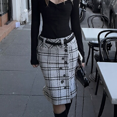 批发实拍设计感格纹异形纽扣半身裙冬季新款休闲修身毛呢不规则中长裙