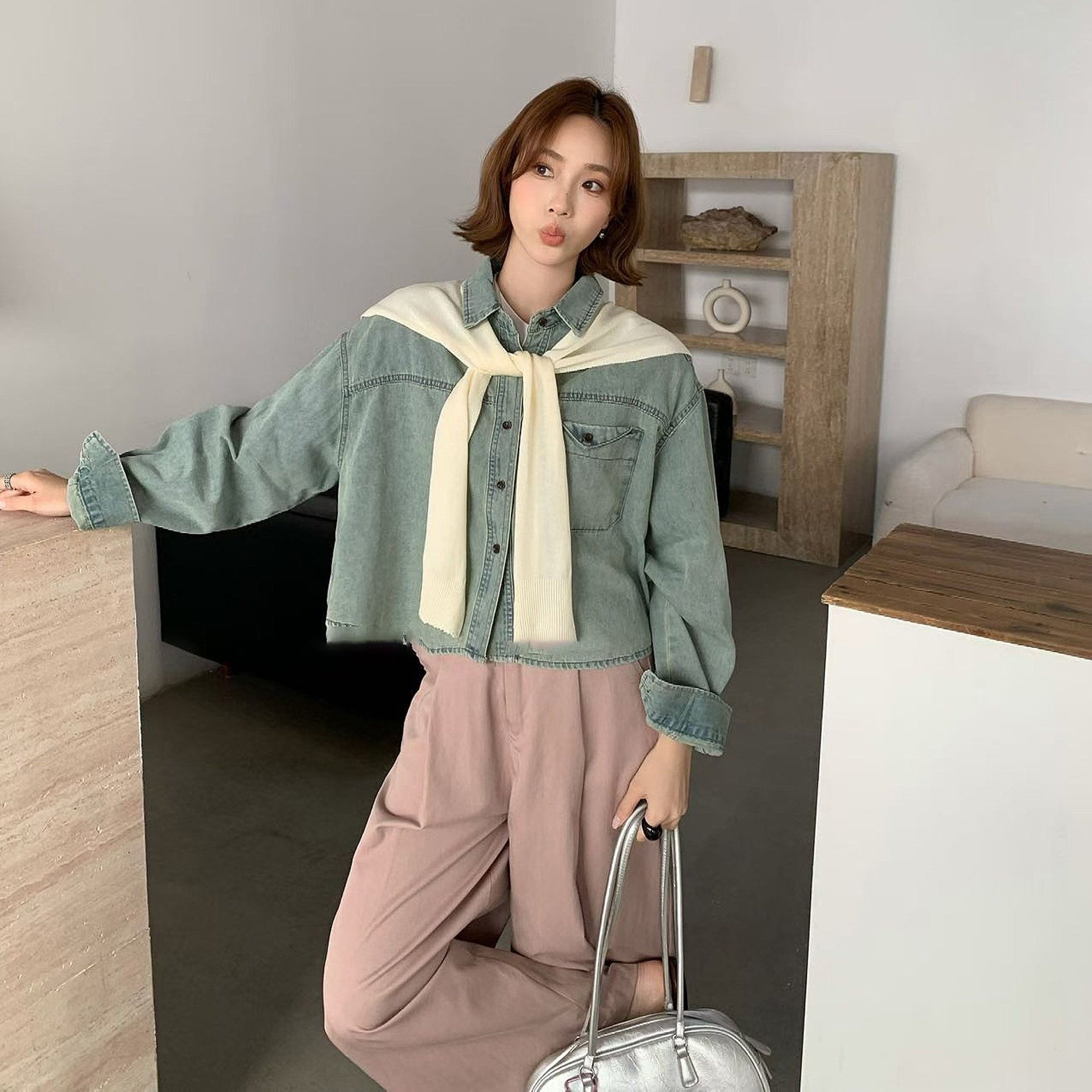 2026 봄 데님 짧은 외투 한국 스타일 디자인 센스 루즈핏 맨위 레트로 폴로 칼라 데님 셔츠 단색 숄