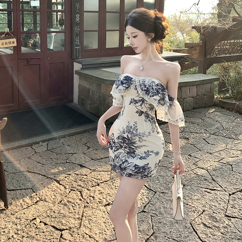 一字肩复古印花短袖连衣裙女夏季气质修身裙子带胸垫收腰包臀短裙