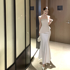 批发一字肩<b class='q'>连衣裙</b>女夏高级感法式订婚<b class='q'>礼服</b>缎面包臀裙气质抹胸生日裙子